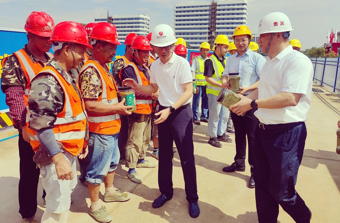 南昌市政公用集團鄭學(xué)平到工程建設(shè)一線送清涼6913.jpg