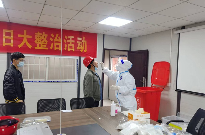 各項(xiàng)目部開(kāi)展全員核酸檢測(cè)6913.jpg