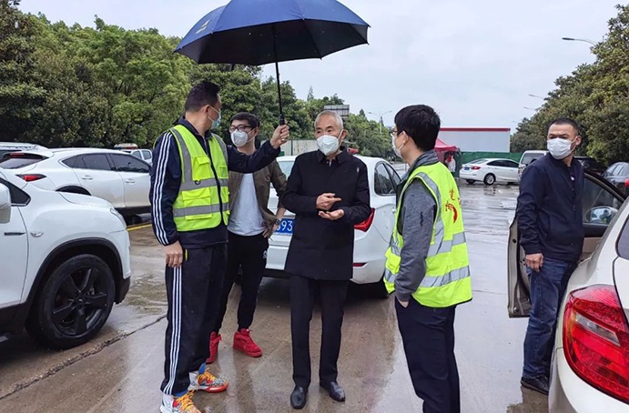 1650244957157154.jpg 南昌市政建設(shè)集團張世東慰問產(chǎn)業(yè)園疫情封控項目職工01.jpg