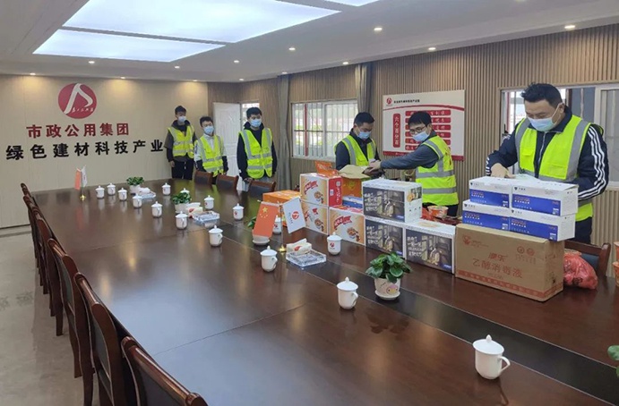 1650244968970126.jpg 南昌市政建設(shè)集團張世東慰問產(chǎn)業(yè)園疫情封控項目職工02.jpg