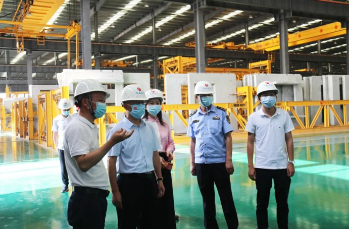 南昌縣委常委、組織部部長鄔春華到市政遠(yuǎn)大公司進(jìn)行安全例行檢查