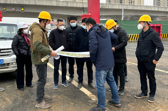 市政公用集團總工程師鄭學(xué)平到朱橋東路項目檢查指導(dǎo)