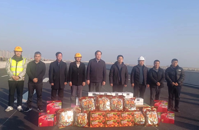 南昌縣縣委書記陳翔到小藍(lán)大道快速化新建項(xiàng)目現(xiàn)場調(diào)研慰問