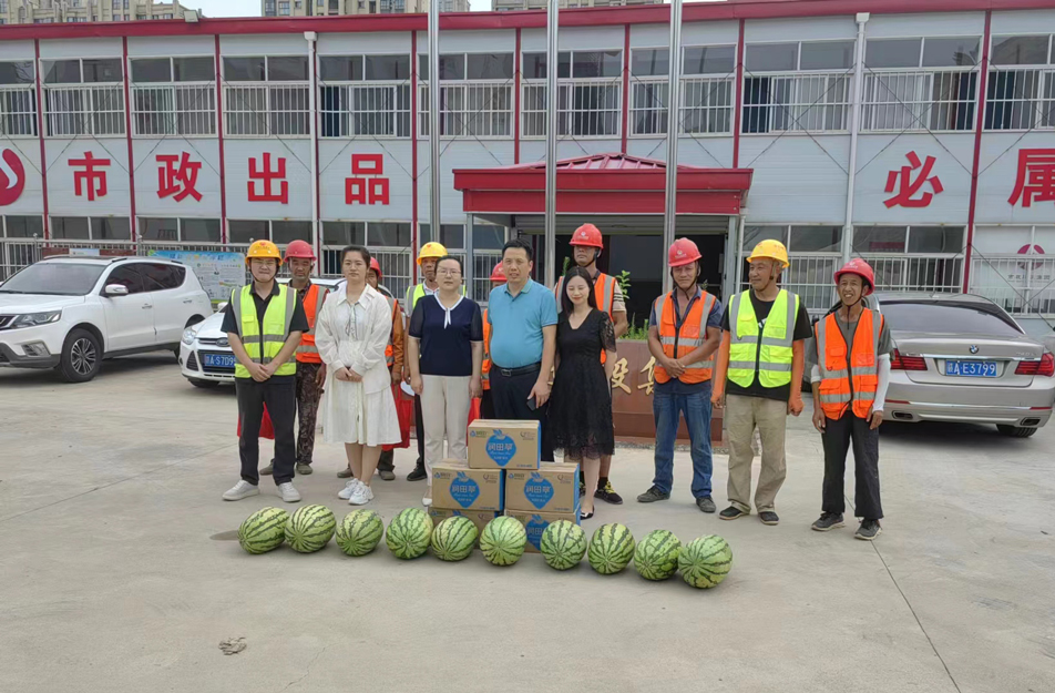 南昌市政建設(shè)集團(tuán)開展夏日送清涼慰問活動(dòng) 南昌市政建設(shè)集團(tuán)開展夏日送清涼慰問活動(dòng)