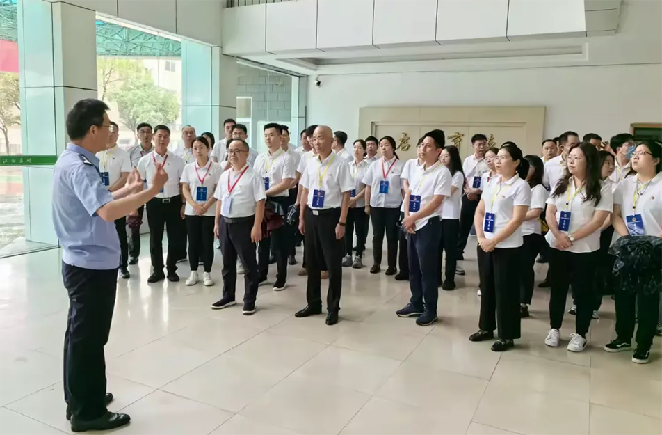 公司黨員干部赴江西省新城監(jiān)獄開展警示教育活動(dòng) 公司黨員干部赴江西省新城監(jiān)獄開展警示教育活動(dòng)