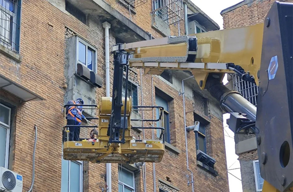 南昌燃?xì)飧脑祉?xiàng)目創(chuàng)新安全管理模式 高空作業(yè)車(chē)+無(wú)人機(jī)構(gòu)筑立體防護(hù)