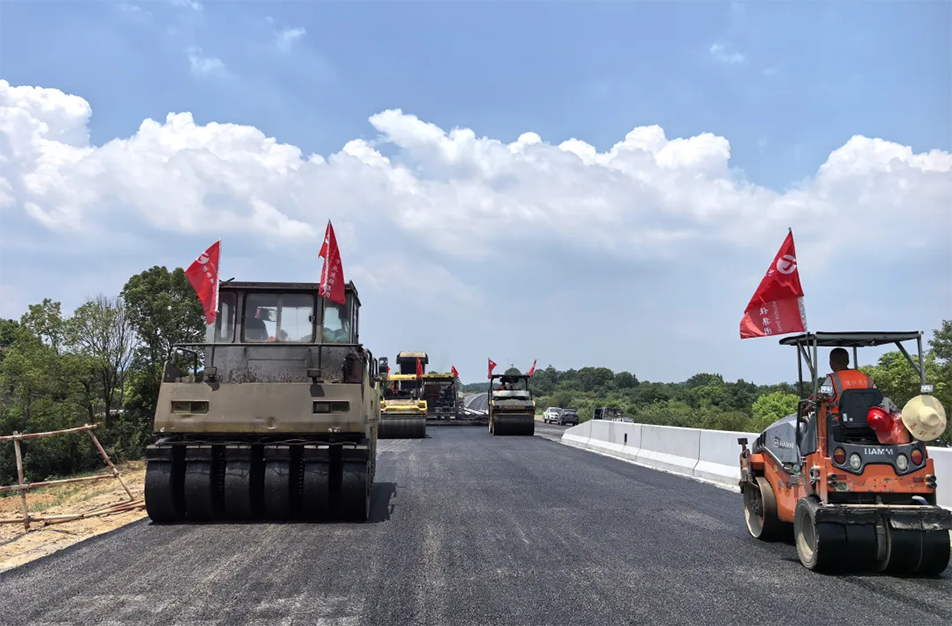 南昌云翔大道項(xiàng)目啟動首段底層瀝青攤鋪 投入21臺機(jī)械攻堅(jiān)關(guān)鍵節(jié)點(diǎn)