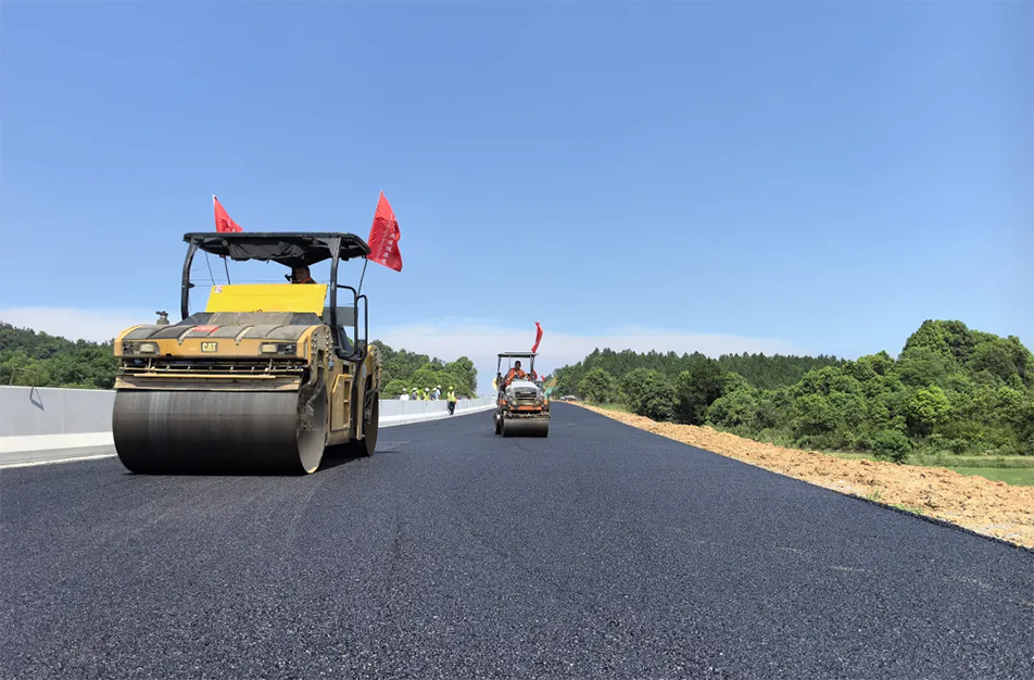 南昌云翔大道項(xiàng)目啟動首段底層瀝青攤鋪 投入21臺機(jī)械攻堅(jiān)關(guān)鍵節(jié)點(diǎn)
