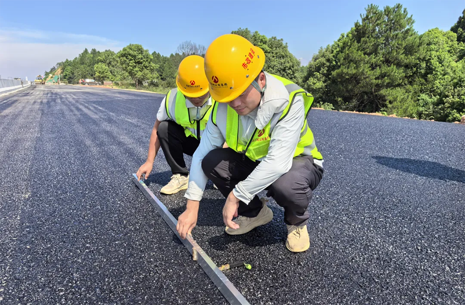 南昌云翔大道項(xiàng)目啟動首段底層瀝青攤鋪 投入21臺機(jī)械攻堅(jiān)關(guān)鍵節(jié)點(diǎn)